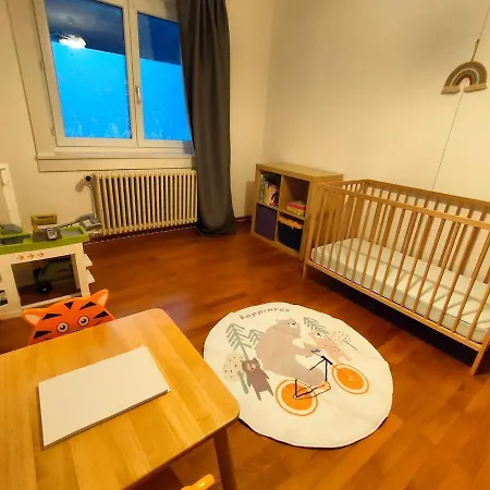 公寓 Heimelige 4 Zimmerwohnung Im Schoenen Val *